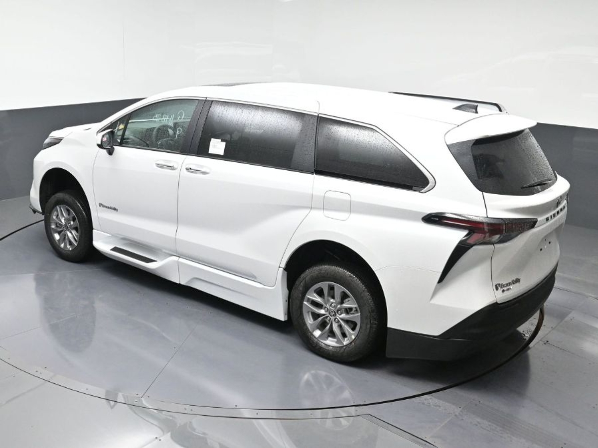 2025 TOYOTA SIENNA - Image 24