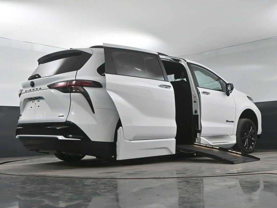 New 2025 Toyota Sienna Hybrid XSE Sport - BraunAbility Side Entry Entry Fold Out Automatic Ramp