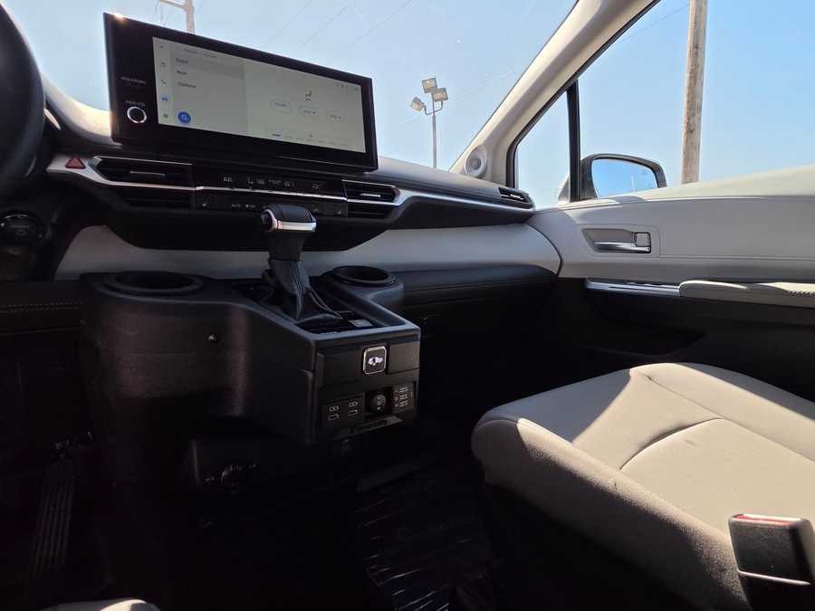 White Toyota Sienna image number 13