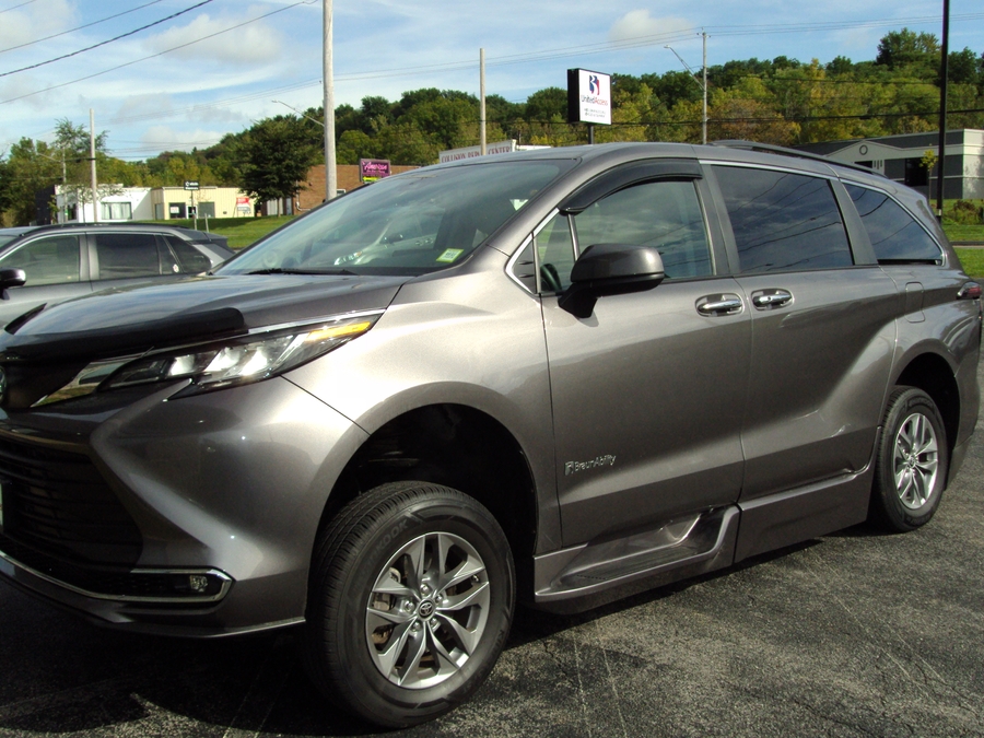 Used 2022 Toyota Sienna Hybrid XLE - BraunAbility Side Entry Fold Out Automatic Ramp