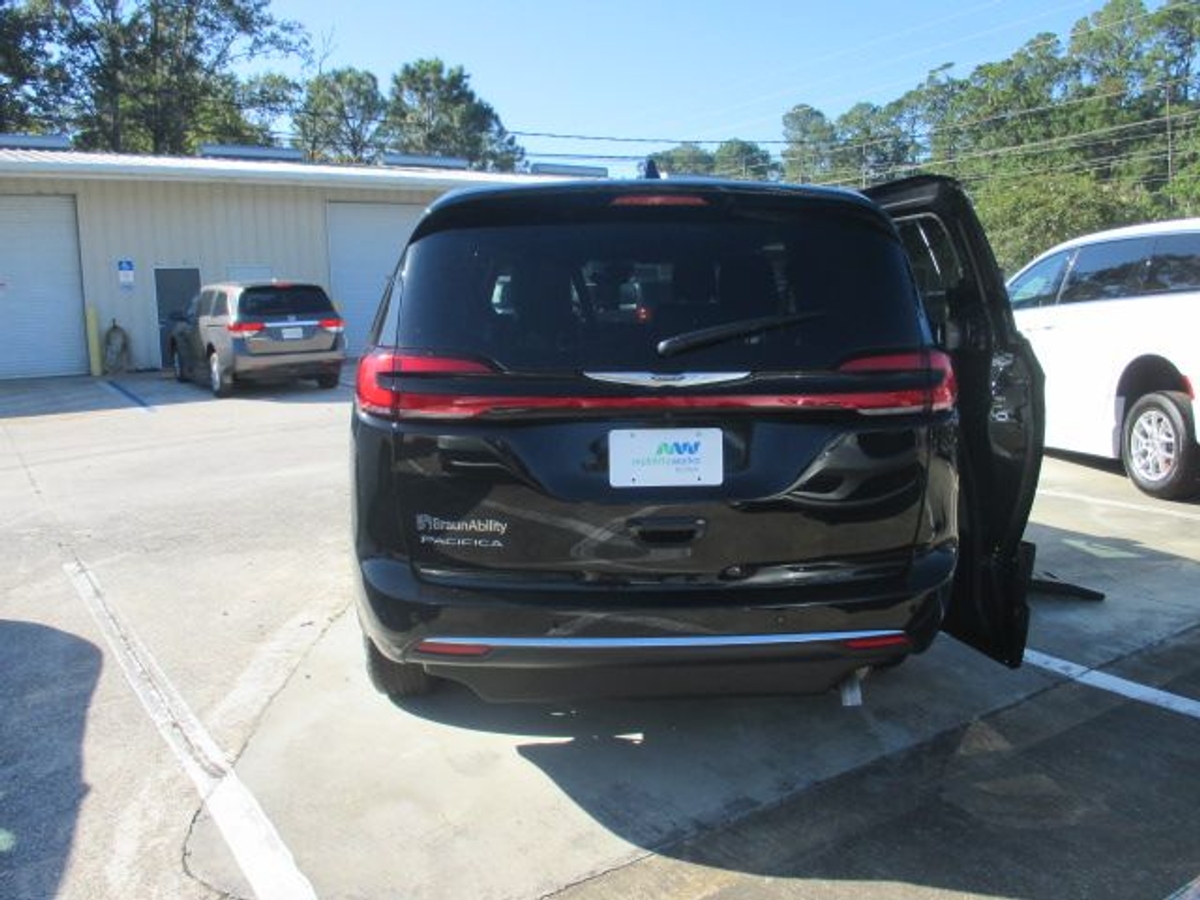 Black Chrysler Pacifica image number 3