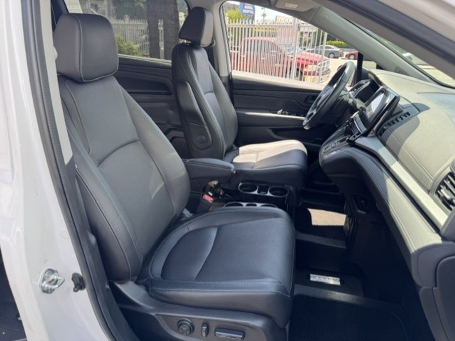 White Honda Odyssey with Side Entry Automatic In Floor ramp