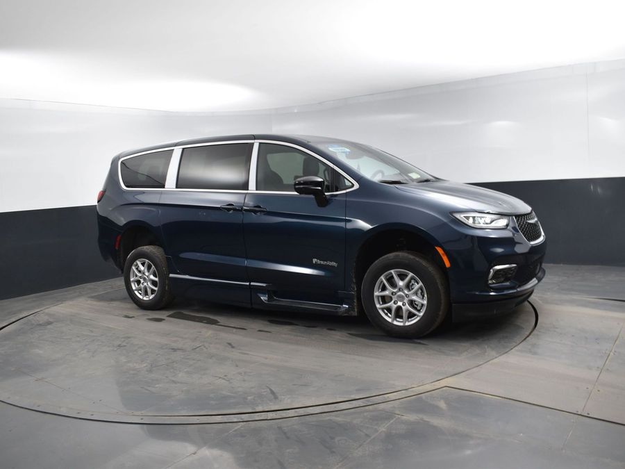 New 2025 Chrysler Pacifica Select Safety - BraunAbility Side Entry Entry Fold Out Automatic Ramp