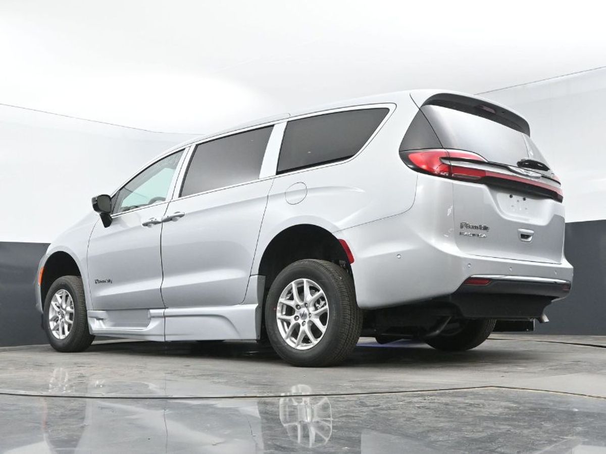 Silver Chrysler Pacifica image number 11