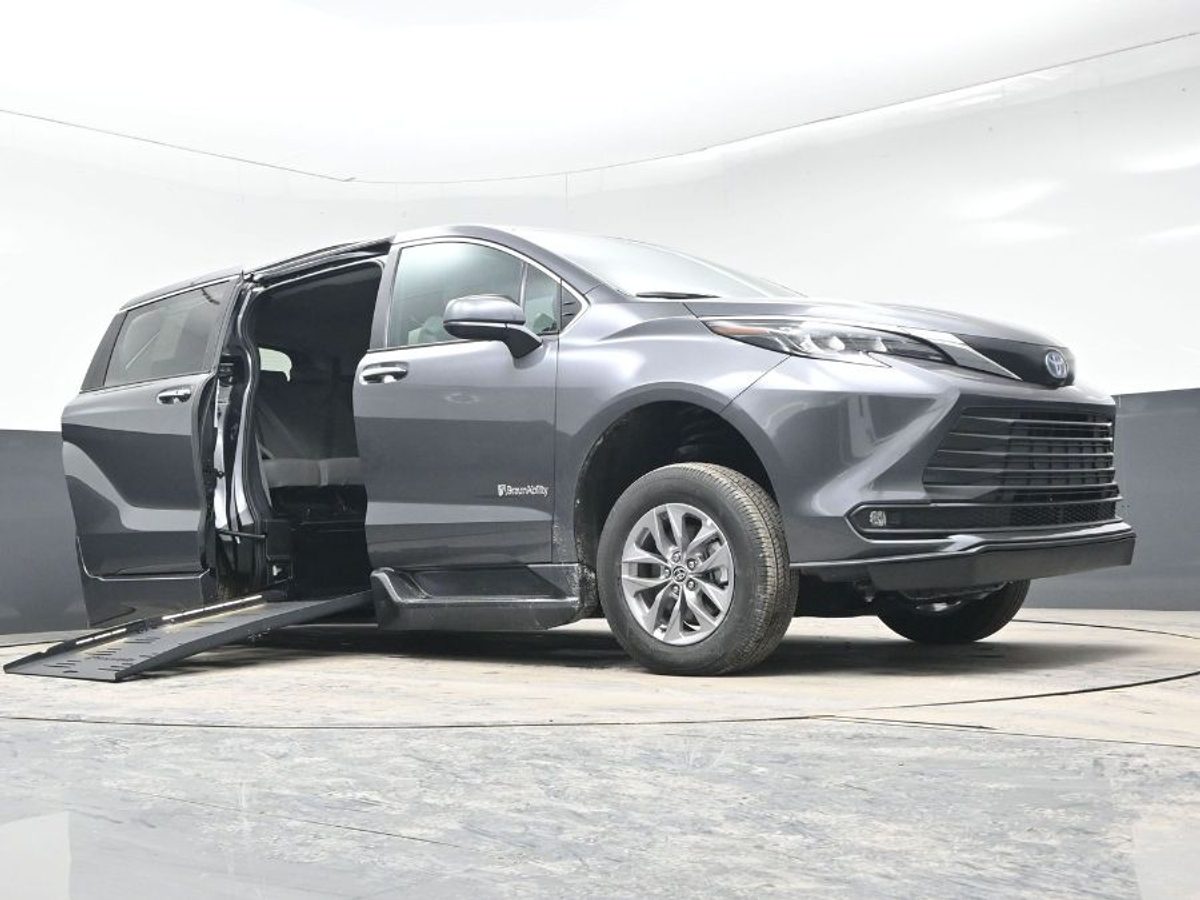 2025 TOYOTA SIENNA - Image 17