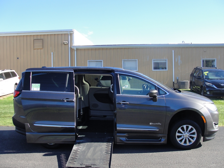 Grey Chrysler Pacifica image number 7