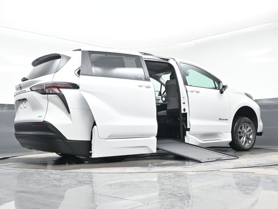 White Toyota Sienna image number 18