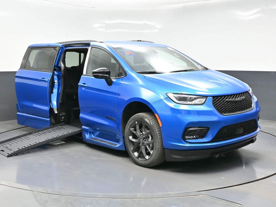 2026 Chrysler Pacifica Select's photo