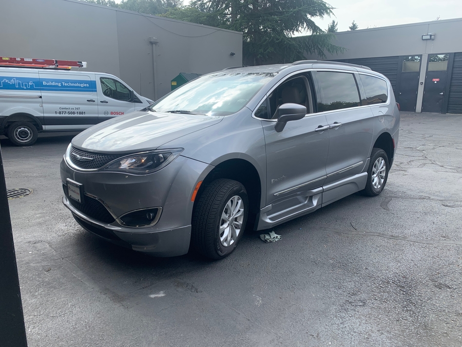 Used 2017 Chrysler Pacifica Touring-L - BraunAbility Side Entry In Floor Automatic Ramp