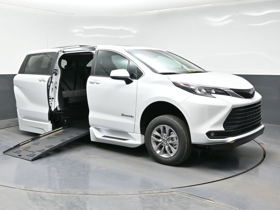 New 2026 Toyota Sienna Hybrid XLE Base - BraunAbility Side Entry Entry Fold Out Automatic Ramp