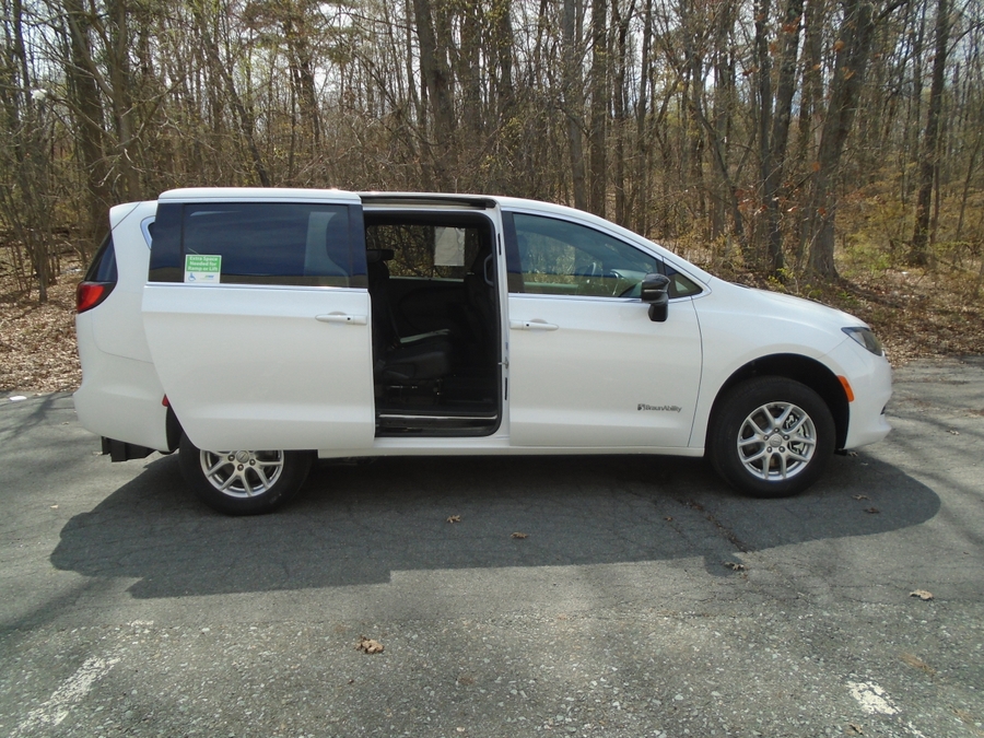 White Chrysler Voyager image number 2