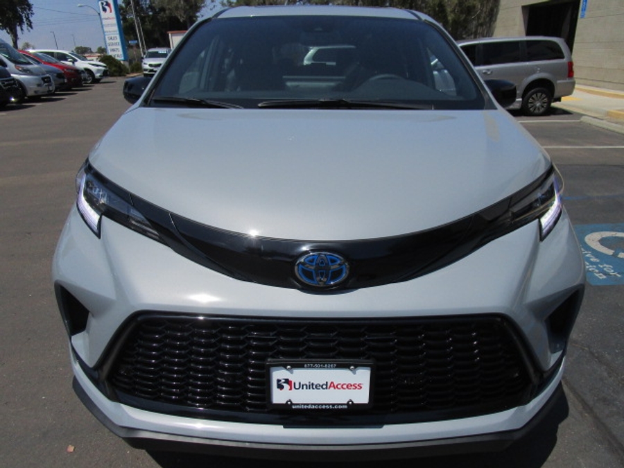 New 2026 Toyota Sienna Hybrid XSE Sport - BraunAbility Side Entry Entry Fold Out Automatic Ramp