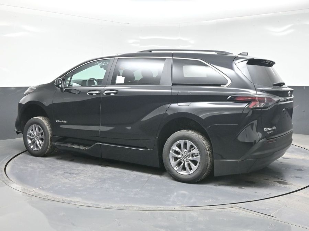 2025 TOYOTA SIENNA - Image 1