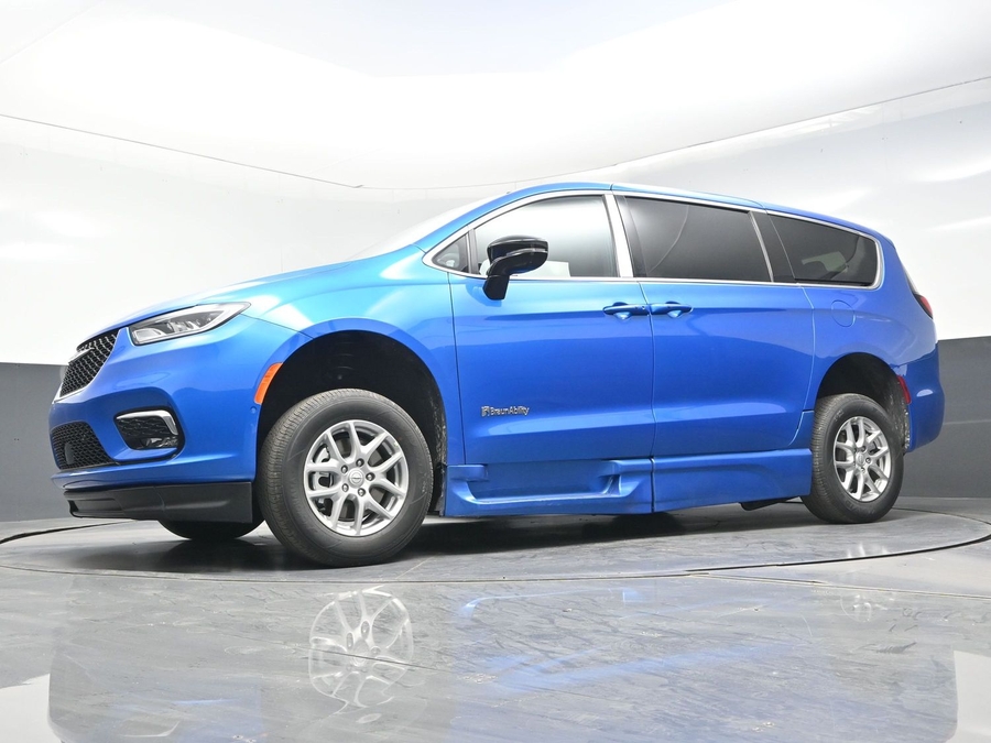 Blue Chrysler Pacifica image number 16