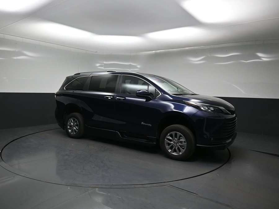 New 2026 Toyota Sienna Hybrid XLE Base - BraunAbility Side Entry Fold Out Automatic Ramp