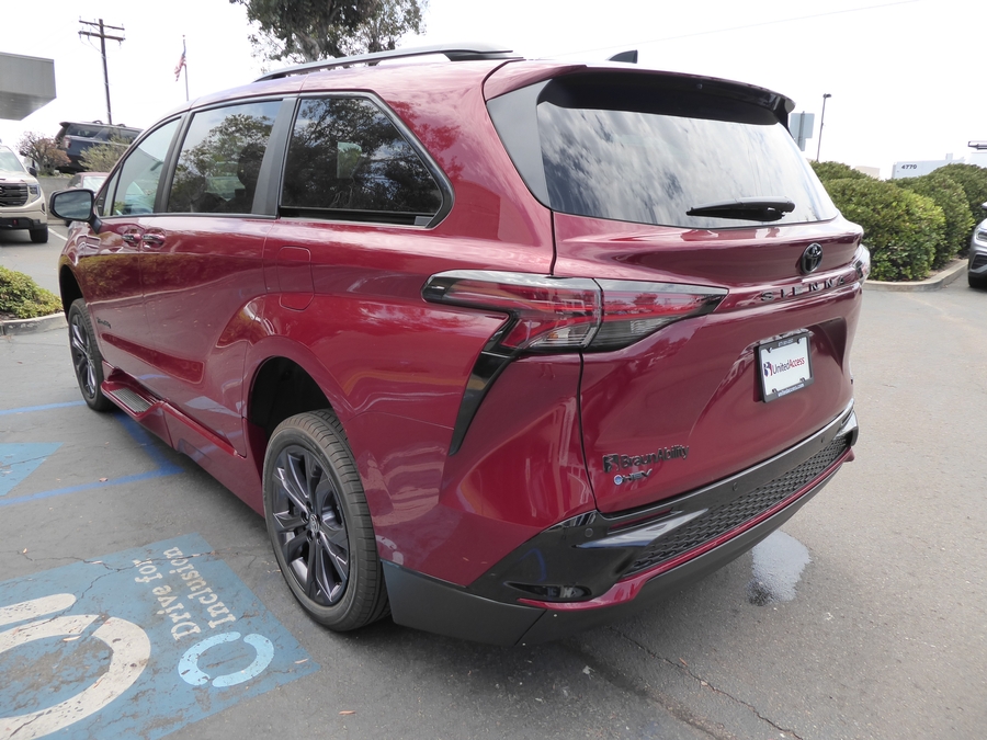 New 2026 Toyota Sienna Hybrid XSE Sport - BraunAbility Side Entry Fold Out Automatic Ramp
