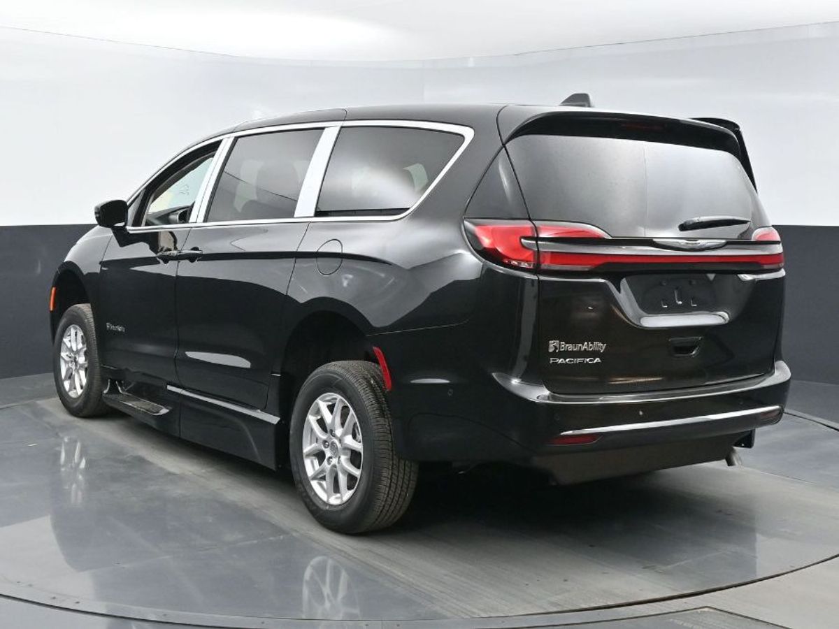 Black Chrysler Pacifica image number 21