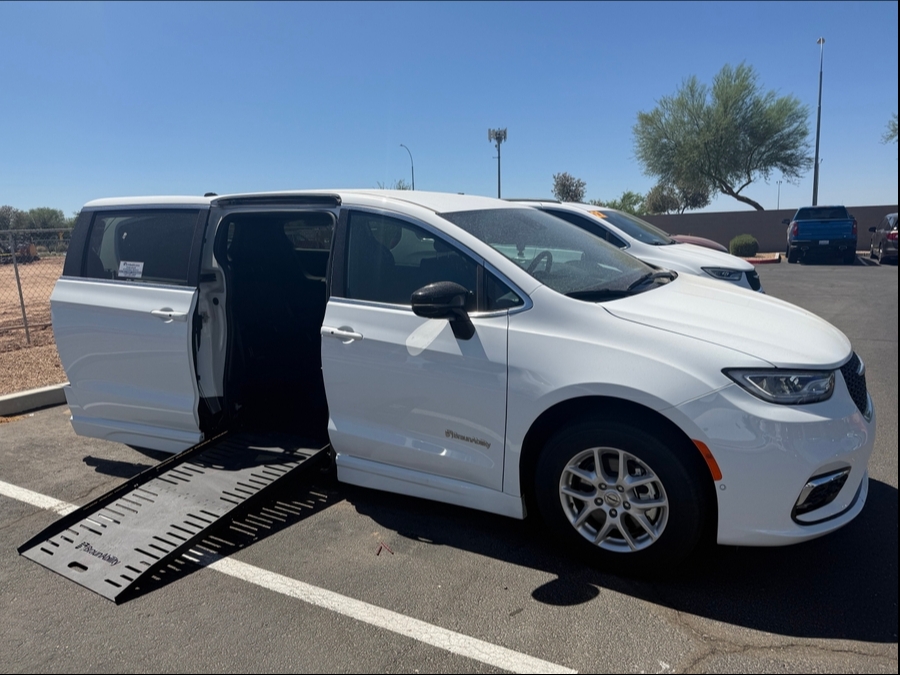 Used 2025 Chrysler Pacifica Select Safety - BraunAbility Side Entry Fold Out Automatic Ramp