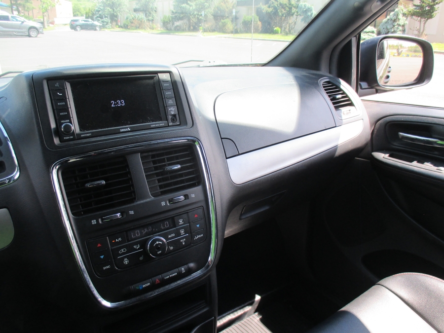 Red Dodge Grand Caravan image number 17