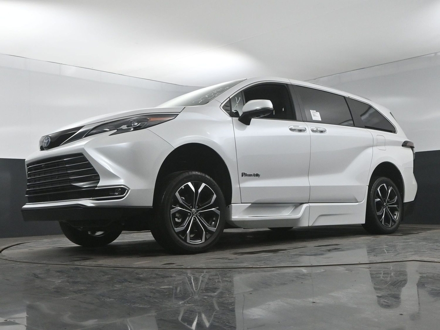 New 2025 Toyota Sienna Hybrid Platinum - BraunAbility Side Entry Entry In Floor Automatic Ramp