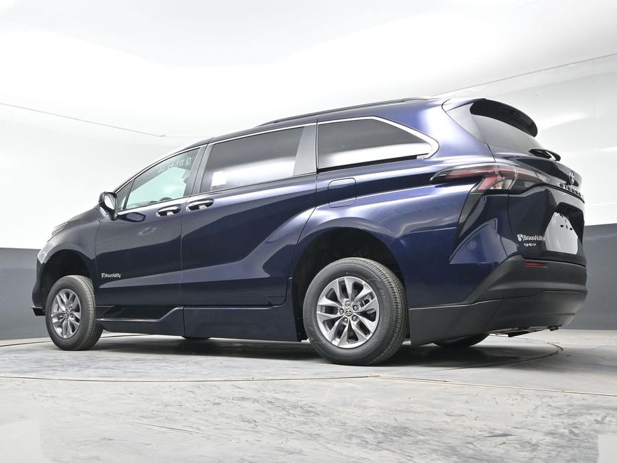 New 2026 Toyota Sienna Hybrid XLE Base - BraunAbility Side Entry Entry Fold Out Automatic Ramp