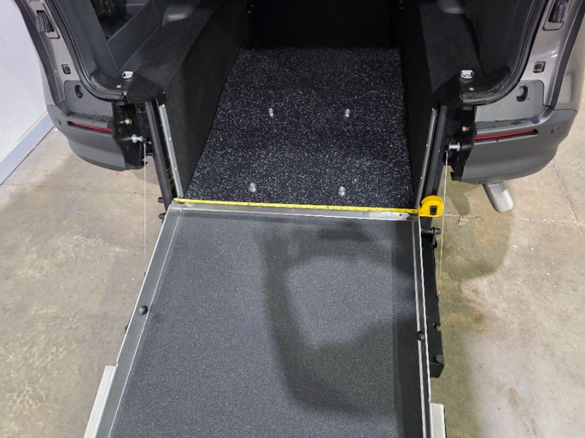 Grey Toyota Sienna image number 18