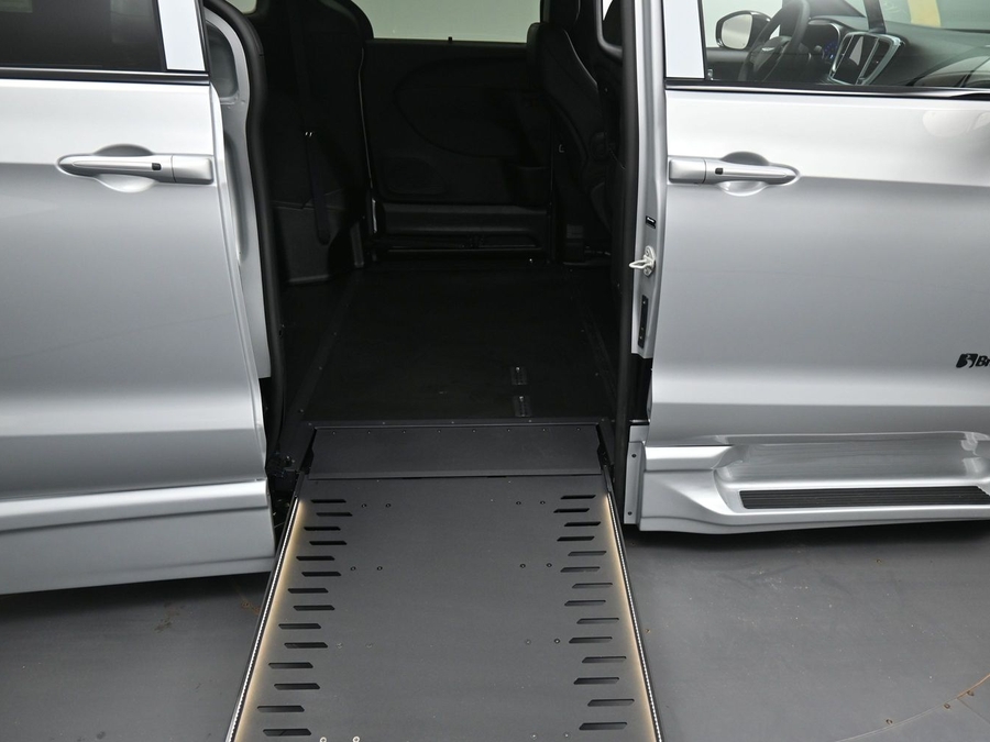 New 2026 Chrysler Pacifica Select Sport - BraunAbility Side Entry In Floor Automatic Ramp