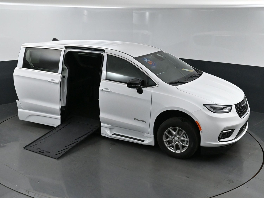 New 2025 Chrysler Pacifica Select Safety - BraunAbility Side Entry Entry In Floor Automatic Ramp