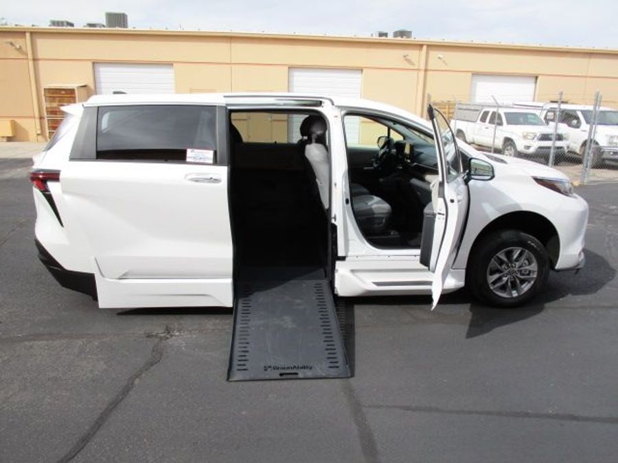 Used 2023 Toyota Sienna Hybrid XLE Base - BraunAbility Side Entry Entry In Floor Automatic Ramp