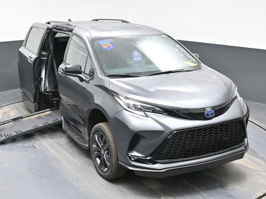 Grey Toyota Sienna image number 22