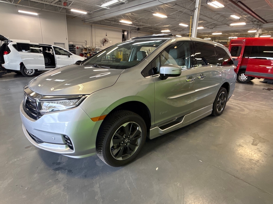 Silver Honda Odyssey image number 5