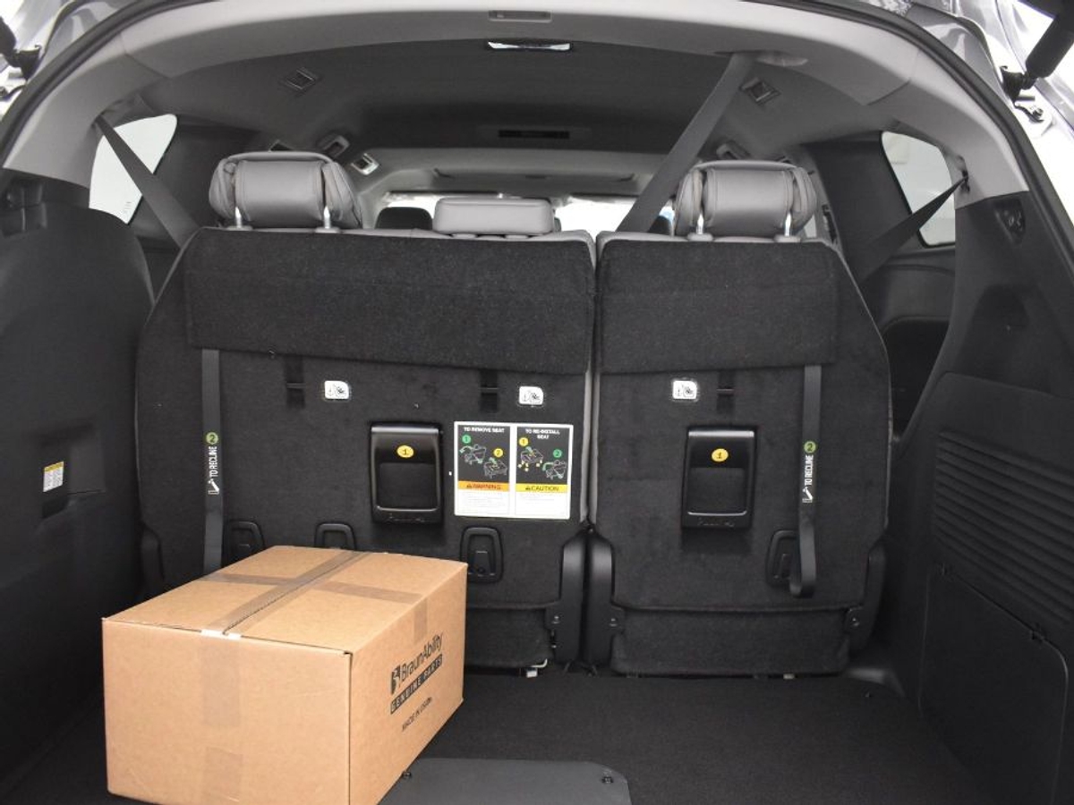 Grey Toyota Sienna image number 25