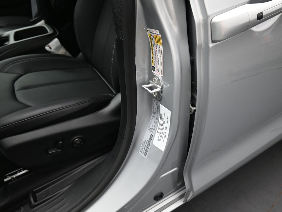 Silver Chrysler Voyager image number 15