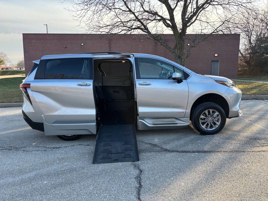 Used 2021 Toyota Sienna Hybrid XLE Base - BraunAbility Side Entry Entry Fold Out Automatic Ramp