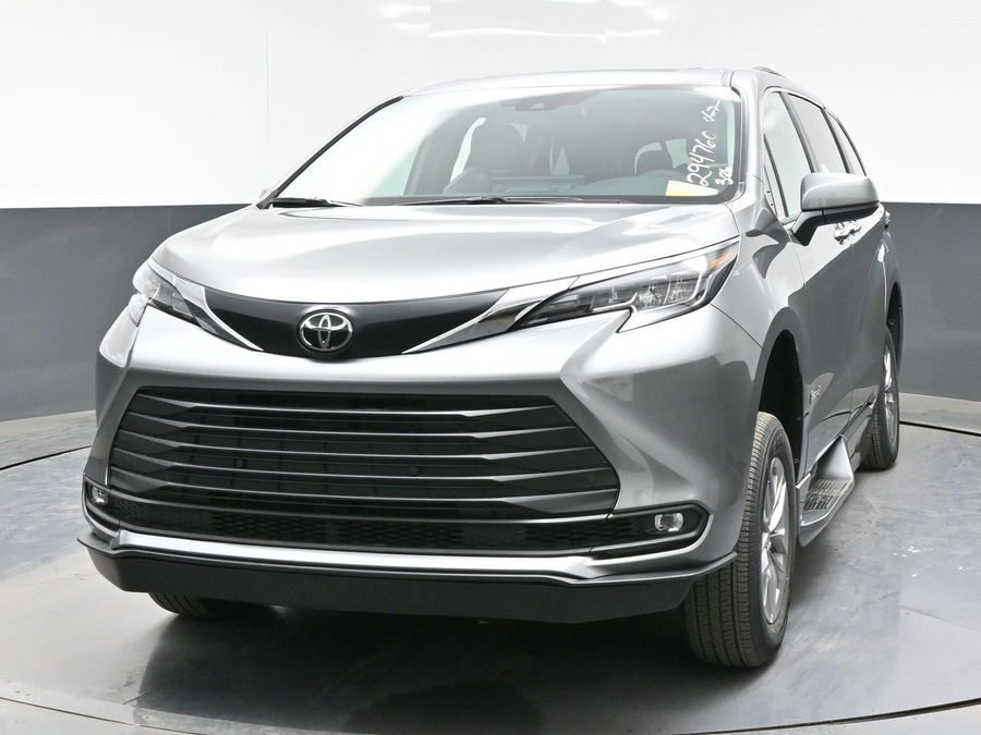 Grey Toyota Sienna image number 1