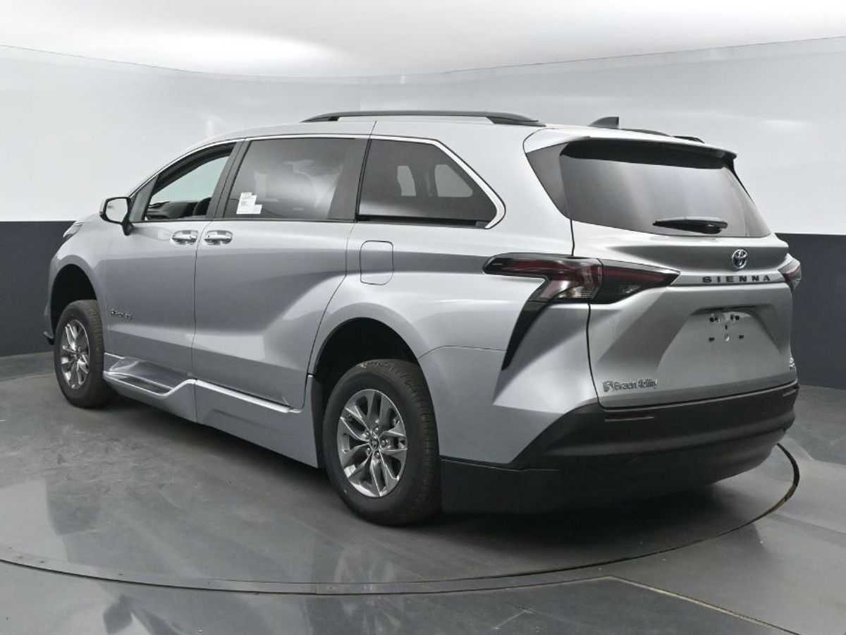 Silver Toyota Sienna image number 19