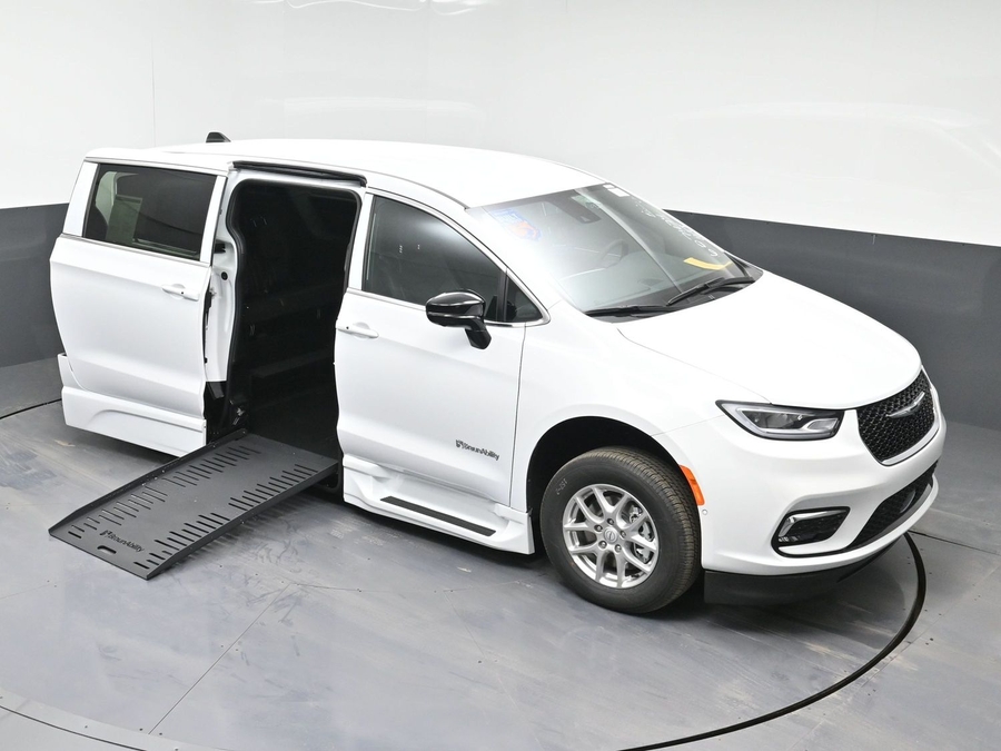 New 2025 Chrysler Pacifica Select Safety - BraunAbility Side Entry Entry Fold Out Automatic Ramp
