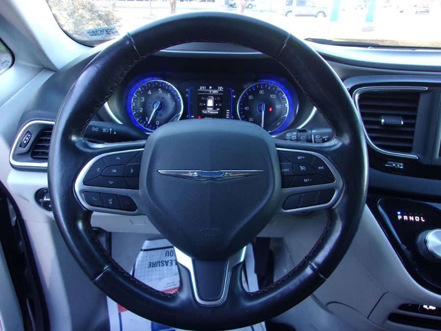 White Chrysler Pacifica image number 11