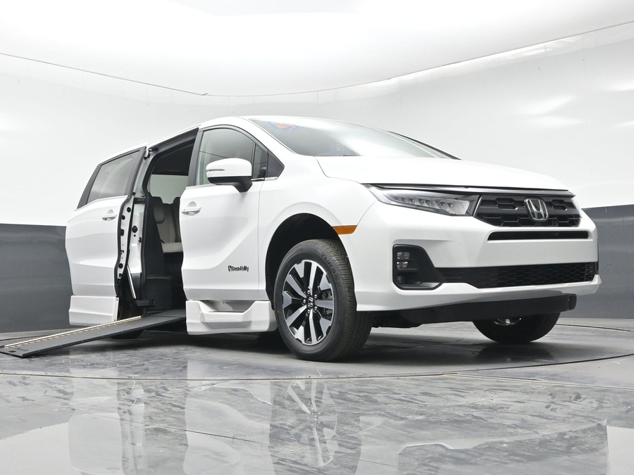 White Honda Odyssey image number 15