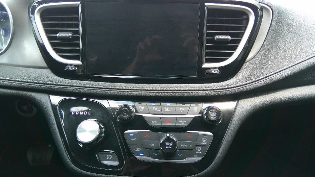 Grey Chrysler Pacifica image number 10