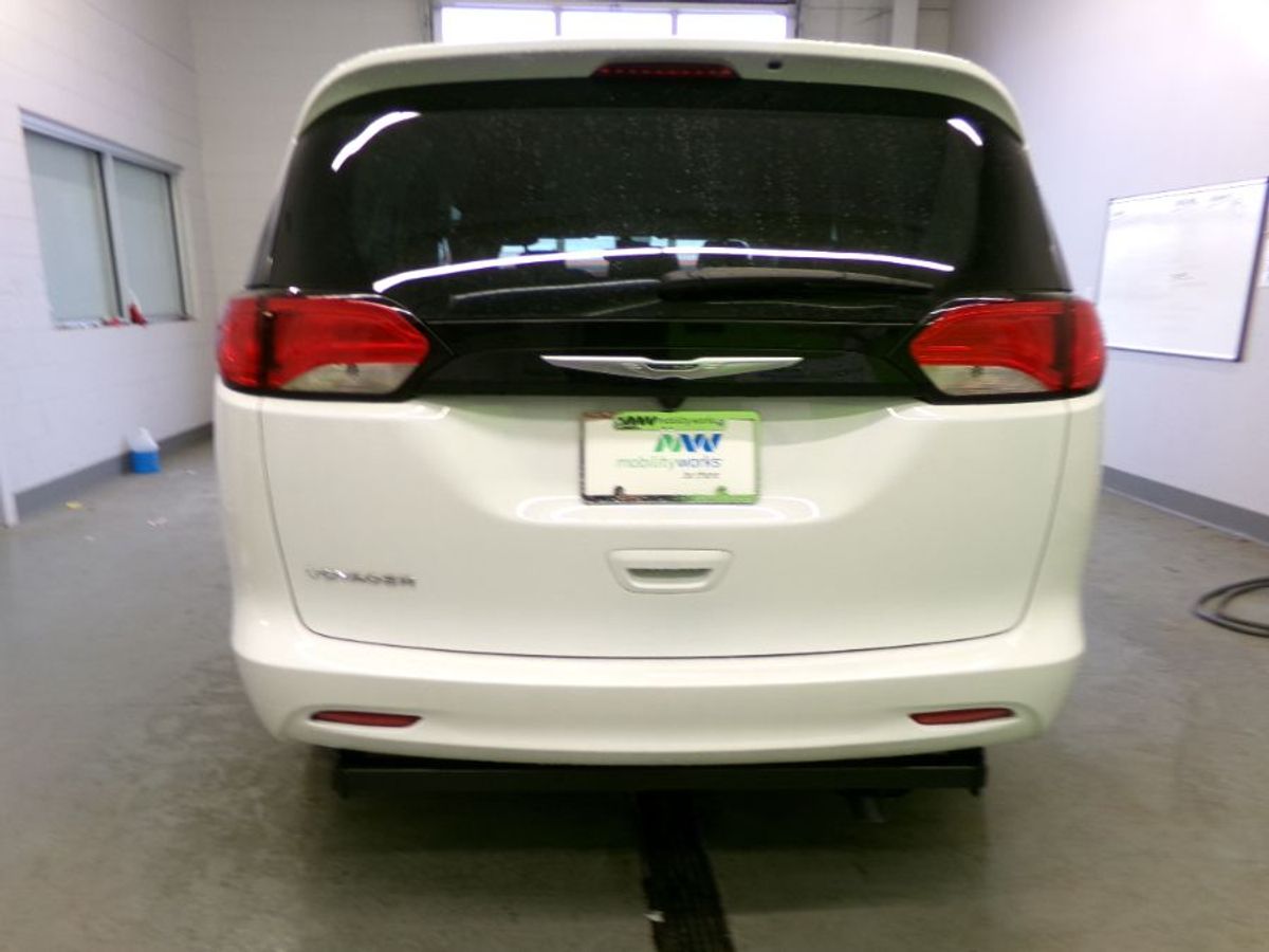 2024 CHRYSLER VOYAGER - Image 17