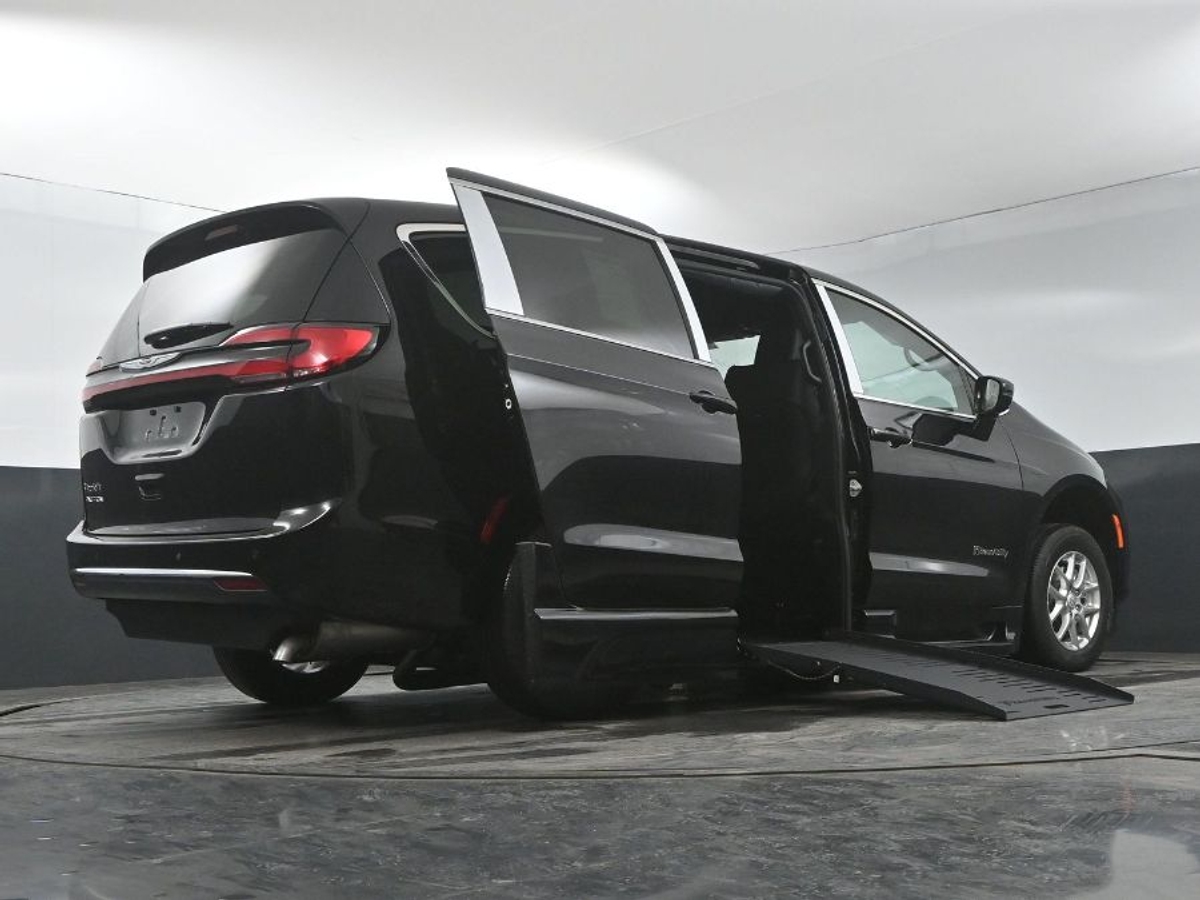 Black Chrysler Pacifica image number 21