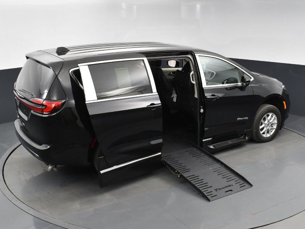 Black Chrysler Pacifica image number 16