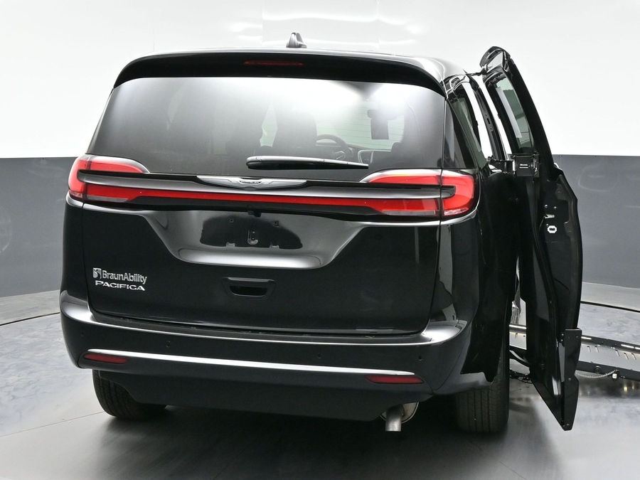 Black Chrysler Pacifica image number 5