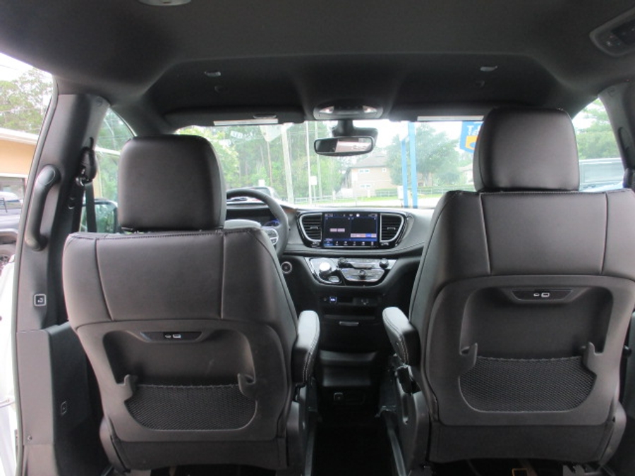 White Chrysler Pacifica image number 30