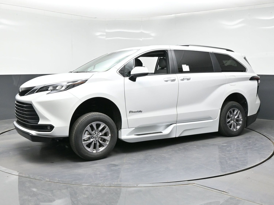 2026 Toyota Sienna XLE 7-Passenger Hybrid FWD's photo