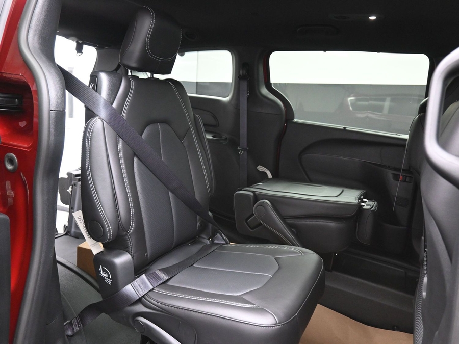 Red Chrysler Voyager image number 12