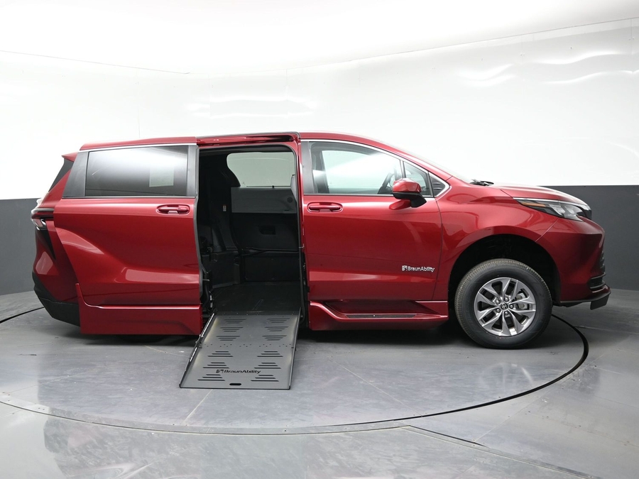 New 2026 Toyota Sienna Hybrid LE - BraunAbility Side Entry Fold Out Automatic Ramp