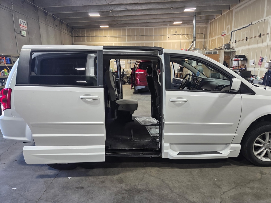 Used 2014 Dodge Grand Caravan SXT - VMI Side Entry In Floor Automatic Ramp