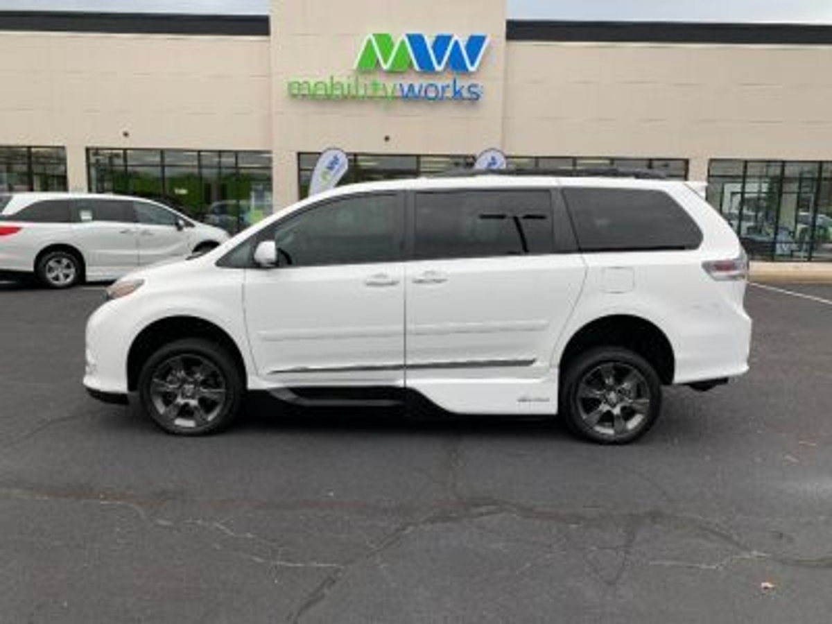 2016 TOYOTA SIENNA - Image 5
